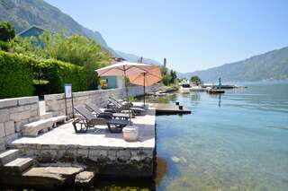 Апартаменты Apartments Kriva Ulica Котор Номер-студио с террасой и видом на сад-3