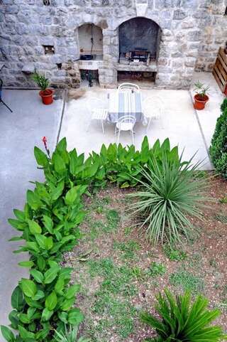 Апартаменты Apartments Kriva Ulica Котор Номер-студио с террасой и видом на сад-10