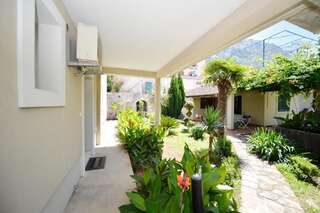 Апартаменты Apartments Kriva Ulica Котор Номер-студио с террасой и видом на сад-25